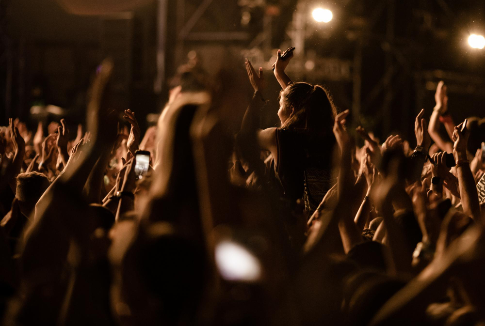 Disciplina - Decretos regulamentam a venda e a revenda de ingressos, fortalecem a meia-entrada e asseguram acesso gratuito à água potável em eventos com mais de mil pessoas. (Foto ilustrativa: Magnific grátis)